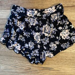 Billabong floral shorts😊